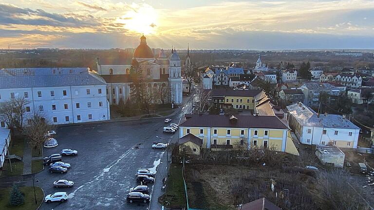 Blick vom Turm der Liubartas-Burg auf die Altstadt von Luzk, in der Mitte die römisch-katholische Kirche.