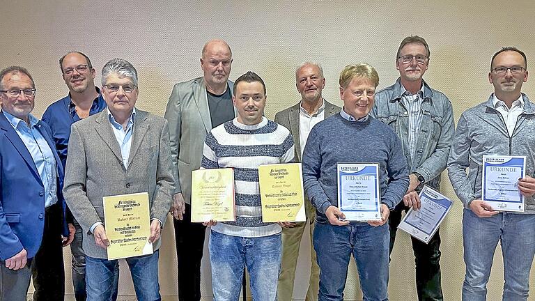 Ehrungen standen beim TSV Reiterswiesen an: (hinten, von links): Edwin Metzler (Bayerischer Landessportverband), Christian Scheit (2. Vorsitzender TSV Reiterswiesen), Rainer Lochmüller (Bayerischer Fußballverband), Wolfgang Beil (1. Vorsitzender T...       -  Ehrungen standen beim TSV Reiterswiesen an: (hinten, von links): Edwin Metzler (Bayerischer Landessportverband), Christian Scheit (2. Vorsitzender TSV Reiterswiesen), Rainer Lochmüller (Bayerischer Fußballverband), Wolfgang Beil (1. Vorsitzender TSV Reiterswiesen), Stefan Renninger, Jens Köhler. Vorne, von links: Robert Metzler, Tobias Vogel und Klaus Kiesel.