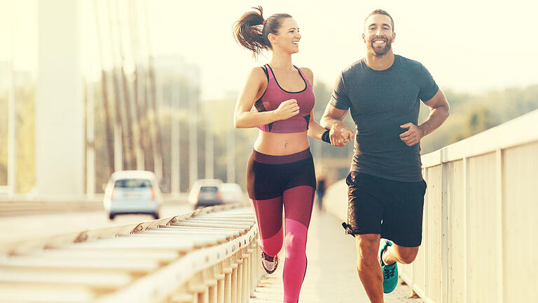 Happy Couple Jogging       -  Viel Sitzen macht uns krank. Bewegung und speziell Laufen dagegen sind die reinste Medizin. Wofür genau? Und wie schaffen wir den Einstieg? Würzburger Experten wissen es.