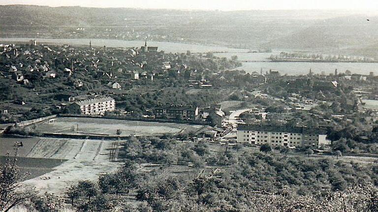 Die Düsseldorfer Siedlung 'Am Gericht' befand sich in den späten 60er Jahren schon in der Auflösung. Der Sportplatz musste beim Bau des neuen Sportzentrums weichen.  Repro: Stadtbibliothek       -  Die Düsseldorfer Siedlung 'Am Gericht' befand sich in den späten 60er Jahren schon in der Auflösung. Der Sportplatz musste beim Bau des neuen Sportzentrums weichen.  Repro: Stadtbibliothek