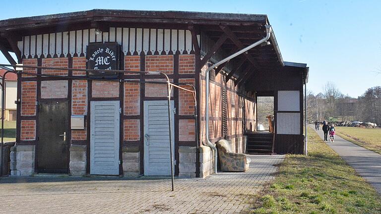 Hier am ehemaligen Bahnhof in Kleineibstadt soll der Koffer aus Stein im Rahmen des 'Weg der Erinnerung' aufgestellt werden. Hinzu kommt eine Informationstafel. Das beschloss der Gemeinderat.&nbsp;