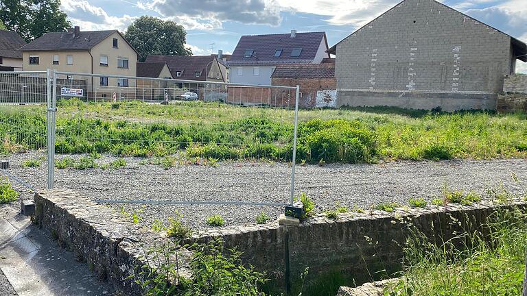 Über die Bebauung des leer stehenden Grundstücks in der St.-Michael-Straße 10 und 12 in Kützberg gibt es nach wie vor Diskussionen, insbesondere über die Frage, in welcher Form die Bürger eingebunden werden. Über die Bebauung des leer stehenden Grundstücks in der St.-Michael-Straße 10 und 12 in Kützberg gibt es nach wie vor Diskussionen, insbesondere über die Frage, in welcher Form die Bürger eingebunden werden.