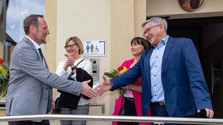 Jörg Kümmel (rechts) hat die Stichwahl zum Sander Bürgermeister gewonnen. Sein Gegenkandidat Matthias Zink gratuliert ihm zu seinem Sieg. Jörg Kümmel (rechts) hat die Stichwahl zum Sander Bürgermeister gewonnen. Sein Gegenkandidat Matthias Zink gratuliert ihm zu seinem Sieg.