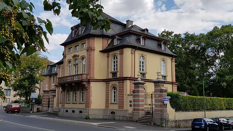 Ähnlicher Stil wie das Gartenhaus an der Randersackerer Straße: das Huttenschlösschen von Joseph Greissing am Sanderglacis in Würzburg.