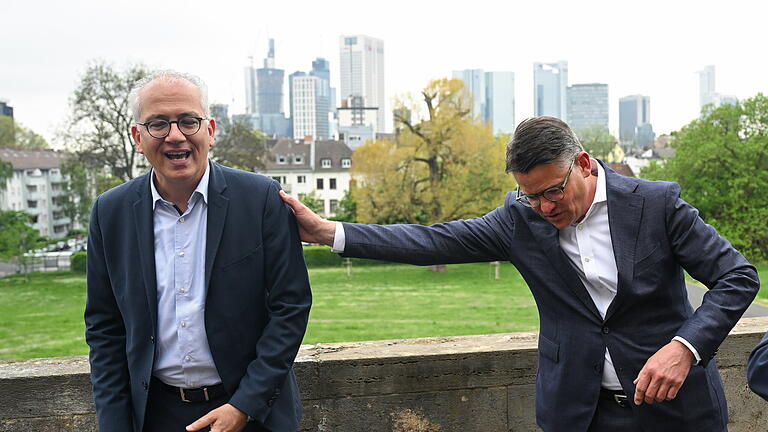 Tarek Al-Wazir (Grüne) und Boris Rhein (CDU).jpeg       -  Hessens Grüne um Tarek Al-Wazir werden von CDU-Ministerpräsident vor die Regierungstür gesetzt.