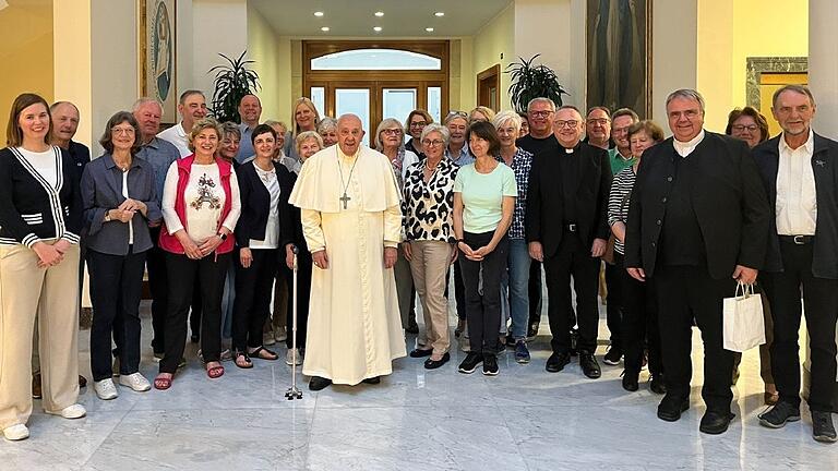Die Reisegruppe des Diözesan-Caritasverbands Würzburg mit Papst Franziskus in ihrer Mitte im Foyer des vatikanischen Gästehauses Domus Sanctae Marthae. Caritas-Vorsitzender Domkapitular Clemens Bieber (dritte von rechts), Abteilungsleiterin Angela M. Lixfeld (links) und Monsignore Dr. Stefan Rambacher (siebter von rechts) hatten dem Heiligen Vater bei der Generalaudienz am Vormittag bereits ein Gastgeschenk überreicht.