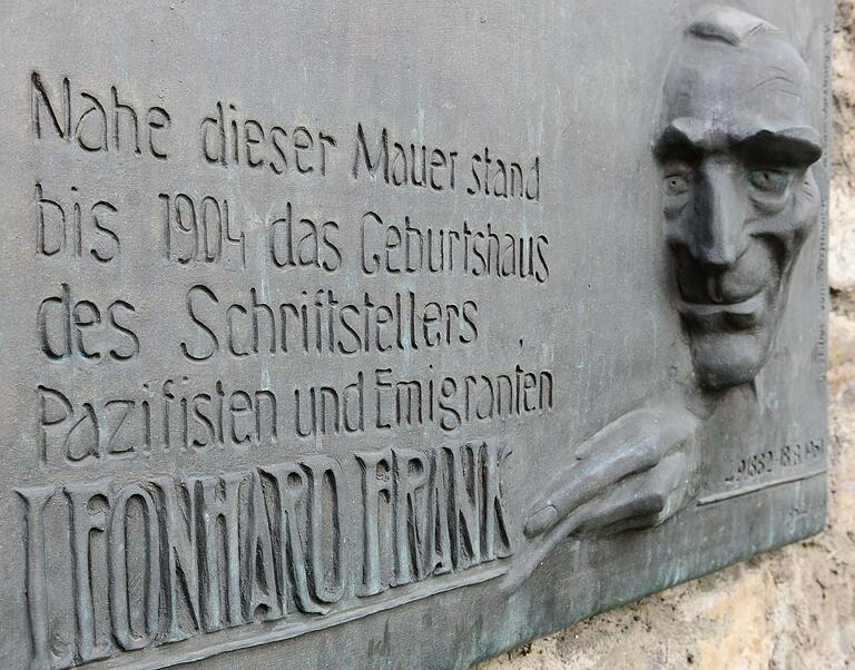 En Tafel erinnert heute an das Wohnhaus der Familie Frank in der Zeller Straße. En Tafel erinnert heute an das Wohnhaus der Familie Frank in der Zeller Straße. 