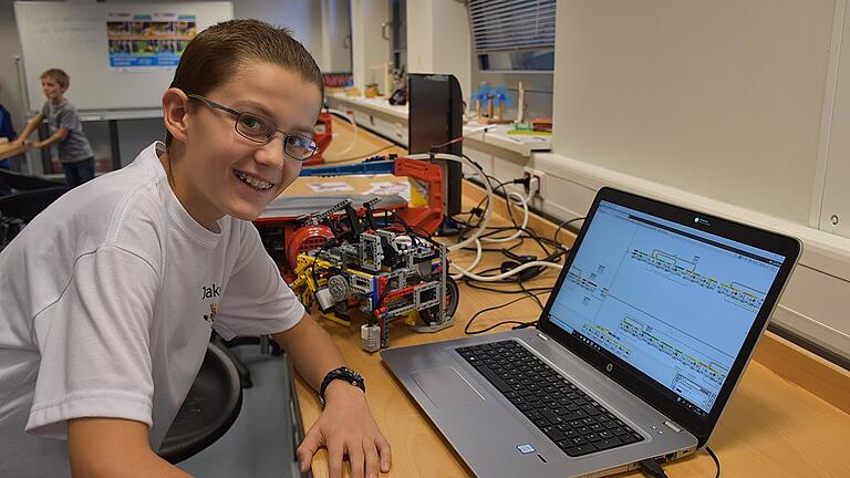 Lego mit Laptop: Jakob Selinka kennt sich aus mit der Programmierung.