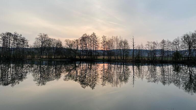 Glatt wie ein Spiegel zeigt sich der Main am Dienstagmorgen bei Himmelstadt (Lkr. Main-Spessart).