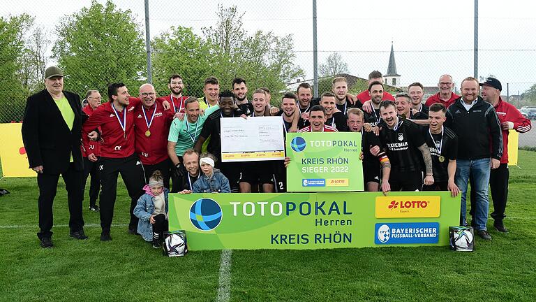 Mit einem 2:1-Erfolg gegen den TSV Münnerstadt hat sich der SV Rödelmaier zum Toto-Pokal-Sieger 2021/22 im Fußballkreis Rhön gekrönt (stehend von links): Kreisvorsitzender Rainer Lochmüller, Torwarttrainer Fritz Ulsamer, Co-Trainer Christoph Koob, Trainer Werner Feder, Timo Eckhart, Sven Ulsamer, Nils Rohmfeld, Youssouf Serifou, Johannes Meier, Benedikt Hess, Benjamin Buhse, Christoph Rützel, Athansios Dinudis, Marcel Mölter, Lukas Hess, Sebastian Popp, Christian Bauer, Patrick Jäger, Branko Krizanovic, Christian Hofgesang, Andreas Miller, Daniel Beker, Vorsitzender Joachim Rohmfeld, Kreisspielleiter André Nagelsmann, Mike Seidler sowie (kniend vorne links) Michael Schultheis.