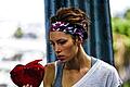 Im Film &bdquo;Valentinstag&ldquo; spielt sie eine Valentinstag-Hasserin: Aber weißt du, wie die Schauspielerin heißt, die auf diesem Szenenbild aus dem Film zu sehen ist?