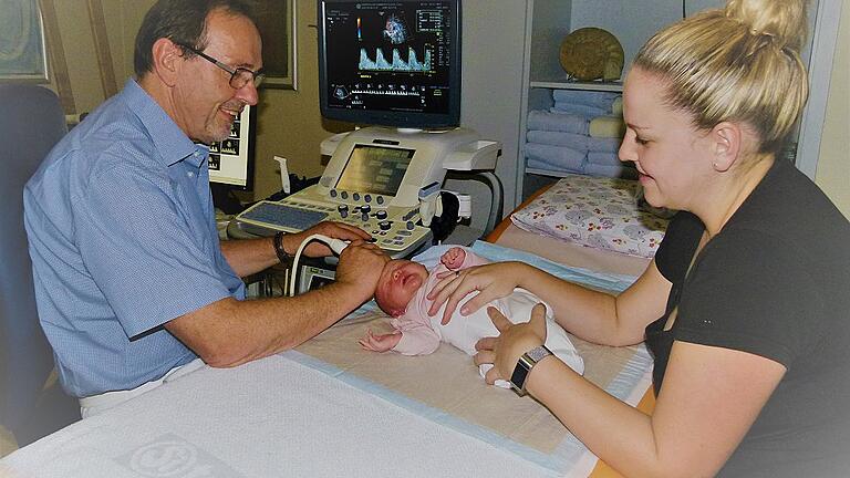 Karl-Heinz Deeg beschallt die kleine Clara, deren Mutter auf Empfehlung ihrer Hebamme in die Kinderklinik gekommen ist.