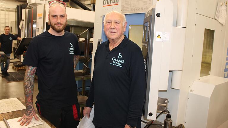 Firmengründer Rudolf Geiling (rechts) lebt für sein Unternehmen. Im Bild bespricht er gerade einen neuen Auftrag für den CNC-Fräser Ronny Düring.