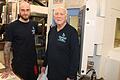 Firmengründer Rudolf Geiling (rechts) lebt für sein Unternehmen. Im Bild bespricht er gerade einen neuen Auftrag für den CNC-Fräser Ronny Düring.