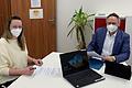 Personalratsvorsitzende Doreen Fischer und Gerbrunns Bürgermeister Stefan Wolfshörndl bei der Unterzeichnung der Dienstvereinbarung zum mobilen Arbeiten.