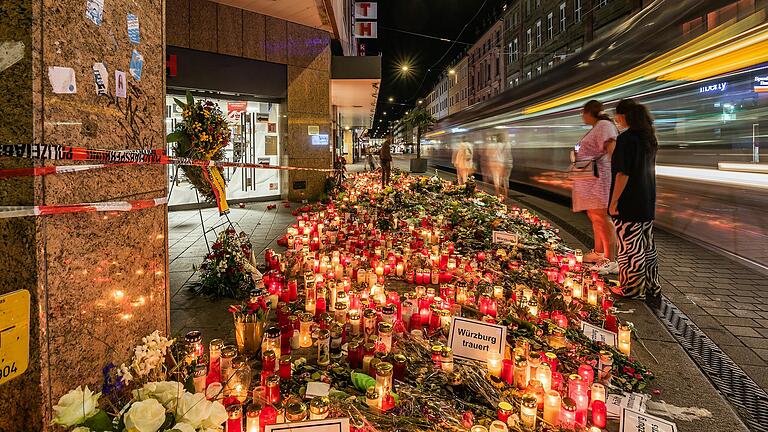 Am 25. Juni tötete ein 24-Jähriger in der Würzburger Innenstadt drei Menschen. Die Hintergründe der Tat sind noch offen.