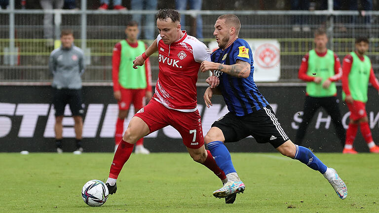 Starker Debüt: Mirnes Pepic (links) überzeugte beim 1:1 des FC Würzburger Kickers gegen den 1. FC Saarbrücken (rechts Robin Scheu). Starker Debüt: Mirnes Pepic (links) überzeugte beim 1:1 des FC Würzburger Kickers gegen den 1. FC Saarbrücken (rechts Robin Scheu).