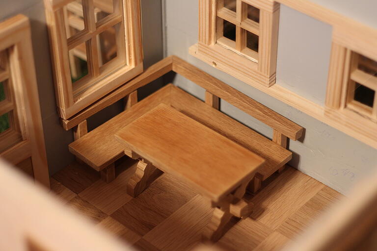 Parkettboden und darauf eine Eckbank mit Tisch: Schönes Detail in Helmut Kuhns Modellhaus. Parkettboden und darauf eine Eckbank mit Tisch: Schönes Detail in Helmut Kuhns Modellhaus.