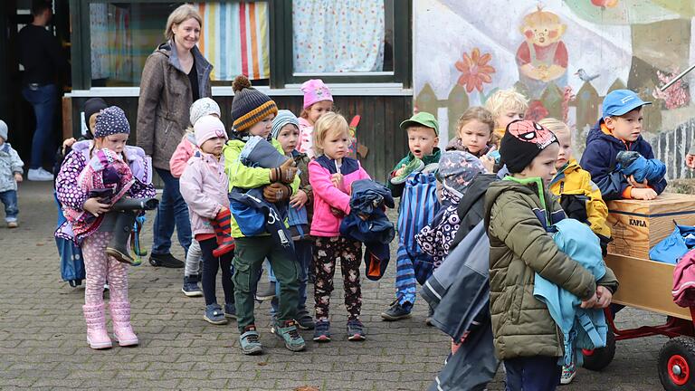 Am letzten Oktoberwochenende zogen die Kleinen des Sankt Michael-Kindergartens in Ettleben in ihr neues Kinderhaus um.