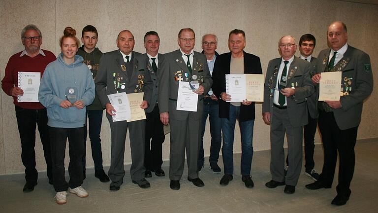 Die Jubilare und Geehrten des Vereins (von links): Max Brust, Hannah Beller, Max Reuter, Günter Rosenkranz, Alexander Wirtheim, Edwin Fella, Wolfgang Kenner, Gottfried Wirtheim, Oswald Steiger, 2. Schützenmeister Tobias Keßler und 1. Schützenmeister Axel Höfler. Die Jubilare und Geehrten des Vereins (von links): Max Brust, Hannah Beller, Max Reuter, Günter Rosenkranz, Alexander Wirtheim, Edwin Fella, Wolfgang Kenner, Gottfried Wirtheim, Oswald Steiger, 2. Schützenmeister Tobias Keßler und 1. Schützenmeister Axel Höfler.