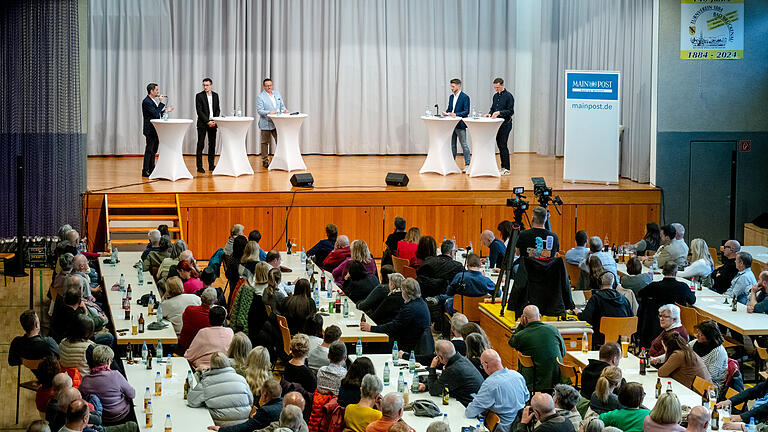 Podiumsdiskussion „Wer folgt als Bürgermeister auf Jochen Vogel?“ der Main-Post und der Saale-Zeitung in Bad Brückenau am 18.04.2024.
V.l.n.r., Die Kandidaten für das Bürgermeisteramt in Bad Brückenau: Dirk Stumpe, Jan Marberg, Heribert Übelacker. Simon Snaschel, stellvertretender Leiter der Lokalredaktion Bad Kissingen der Mainpost, und Steffen Standke, Saale Zeitung.