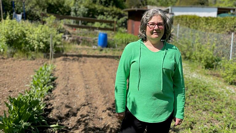 Vielseitig engagiert: Karen Bauer, neue Vorsitzende des Obst- und Gartenbauvereins Ochsenfurt, in ihrem Bio-Garten.