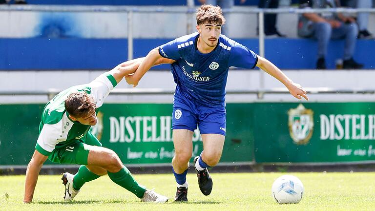 Samuel Röthlein (rechts) vom Würzburger FV setzt sich im Zweikampf gegen Philipp Eckstein vom TuS Aschaffenburg-Leider durch. Der WFV gewann sein letztes Testspiel in der Vorbereitung auf die Bayernliga-Saison 2024/25 mit 4:2 gegen den Fußball-Landesligisten.