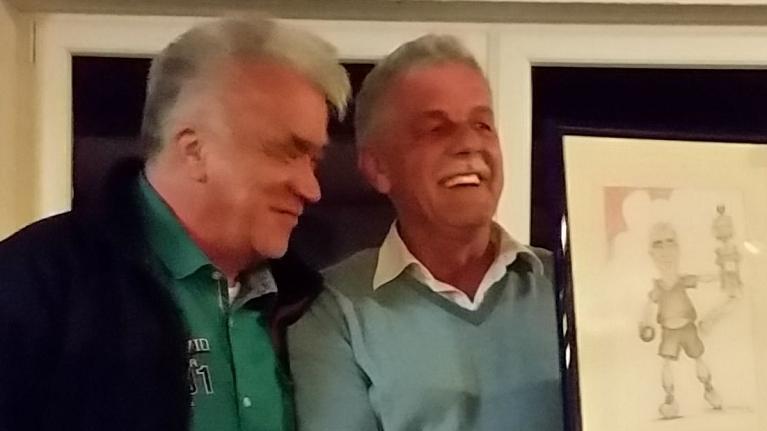 Burkhard Schmidt wurde vom Vorsitzenden Heribert Türk (rechts) mit einem Bild überrascht. Burkhard Schmidt wurde vom Vorsitzenden Heribert Türk (rechts) mit einem Bild überrascht.