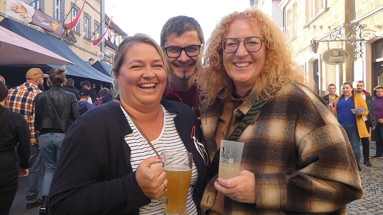 'Endlich wieder Straßenfest', freuen sich (von links) Chris Hilbert, Egon Vogt und Birgit Vogt aus Wonfurt. 'Endlich wieder Straßenfest', freuen sich (von links) Chris Hilbert, Egon Vogt und Birgit Vogt aus Wonfurt.