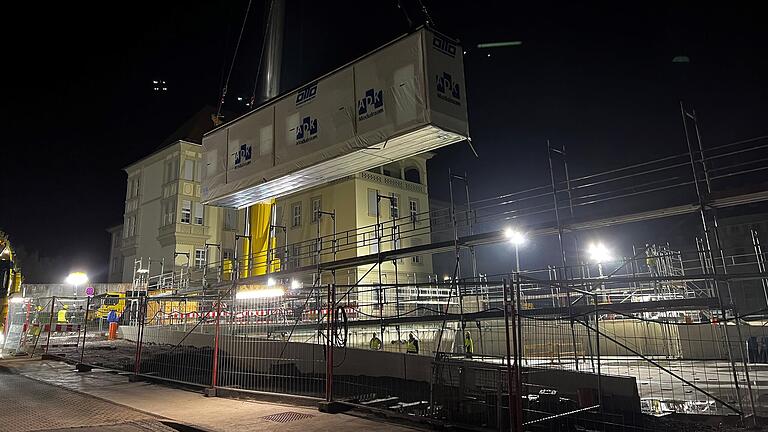 Nach der Anlieferung wurde das erste Baumodul für die Klinikapotheke direkt passend auf die Baustelle gesetzt. Nach der Anlieferung wurde das erste Baumodul für die Klinikapotheke direkt passend auf die Baustelle gesetzt.