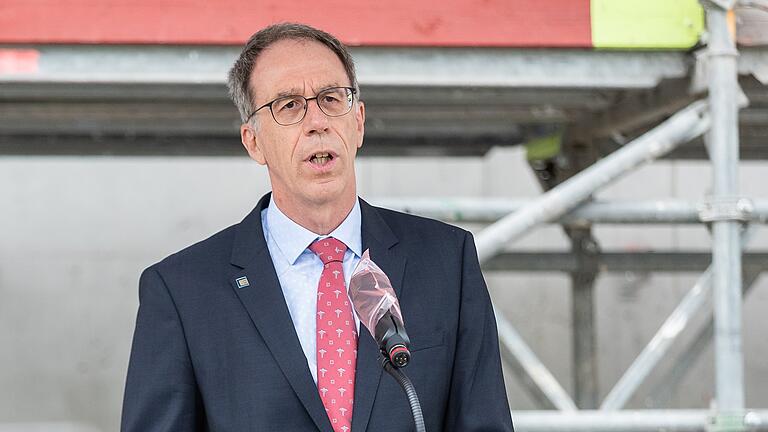 Uni-Präsident Prof. Paul Pauli (hier beim Richtfest des neuen Chemie-Zentralbaus im Juli 2022) unterstreicht die große Bandbreite starker Forschung an der JMU.