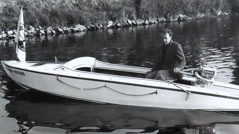 Robert Heßler in einem von ihm in den 1950 Jahren gebauten Schnellboot.