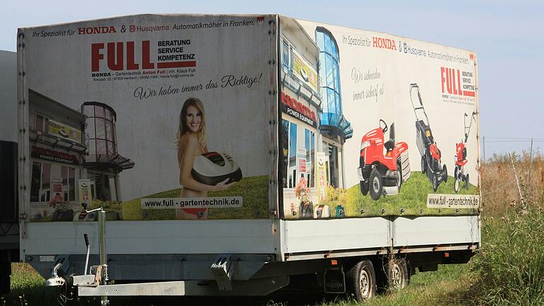 Das Abbilden leicht bekleideter Frauen ist augenscheinlich gängige Praxis im Werbekonzept der Herlheimer Firma. Das Abbilden leicht bekleideter Frauen ist augenscheinlich gängige Praxis im Werbekonzept der Herlheimer Firma.