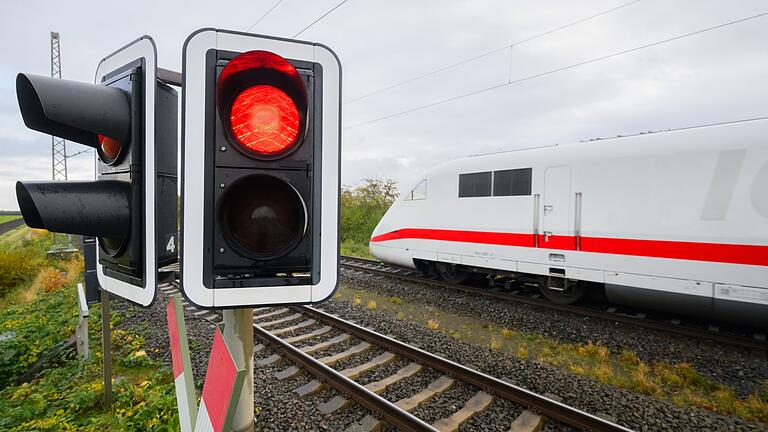 Bahn - Symbolbild       -  Die Bahnstrecke zwischen Nürnberg und Erfurt wurde gesperrt (Symbolbild).