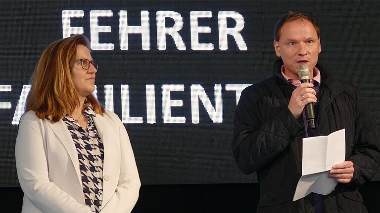 Informationen am Fehrer-Familientag: Anke Kuhlmann-Cattau und Geschäftsführer Carsten Lausch berichten über wesentliche Neuerungen im Hause Fehrer. FOTO: Gerhard Bauer Informationen am Fehrer-Familientag: Anke Kuhlmann-Cattau und Geschäftsführer Carsten Lausch berichten über wesentliche Neuerungen im Hause Fehrer. FOTO: Gerhard Bauer