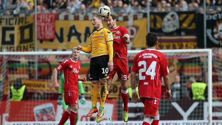 Kickers-Neuzugang Marvin Stefaniak (vorne) und der heutige Sportdirektor Sebastian Neumann im Kopfballduell beim Zweitliga-Spiel der Würzburger gegen Stefaniaks damaligen Klub Dynamo Dresden im Jahr 2017.