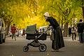 Frau mit Kinderwagen in Peking.jpeg       -  Frau mit Kinderwagen in Peking: Die Metropole wird von einer Krankheitswelle an Lungenentzündungen heimgesucht.