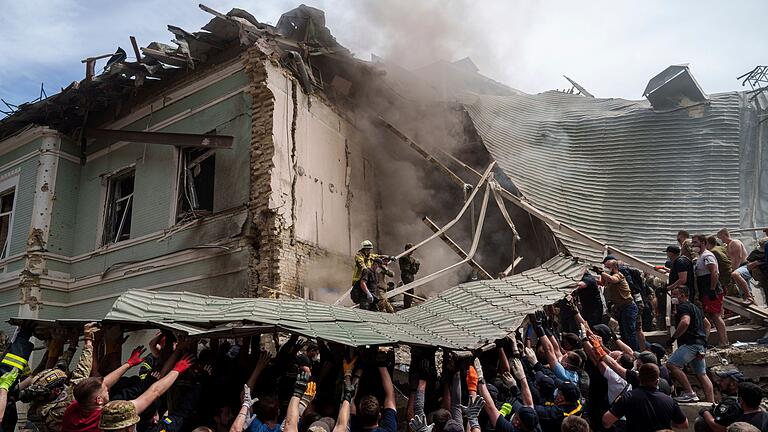 Ukraine-Krieg - Kiew       -  Rettungskräfte bei ihrem Einsatz in Kiew.