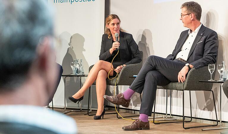 Sportbürgermeisterin Judith Roth gemeinsam mit Christian Schuchardt auf der Bühne einer Veranstaltung zur Multifunktionsarena in Würzburg. Sportbürgermeisterin Judith Roth gemeinsam mit Christian Schuchardt auf der Bühne einer Veranstaltung zur Multifunktionsarena in Würzburg.