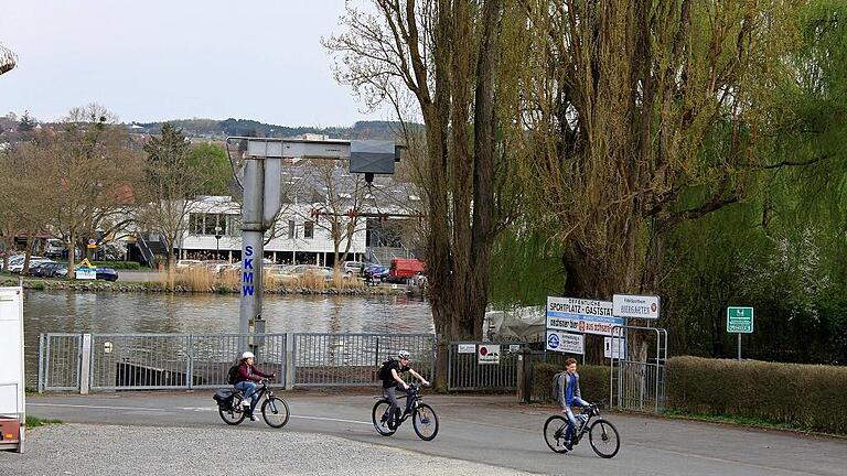 Im Bereich des Sportgeländes auf der Margetshöchheimer Seite (rechts) und vor den Mainfrankensälen in Veitshöchheim ist der Standort des Stegneubaus geplant. Die Slipanlage der Segelkameradschaft Maintal e.v. (SKMW) im Vordergrund bleibt von der Baumaßnahme unberührt.