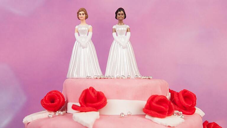 Wedding cake with lesbian couple       -  Mann und Frau, Frau und Frau, Mann und Mann: Politiker können bei der Abstimmung über die &bdquo;Ehe für alle&ldquo; ihrem Gewissen folgen.