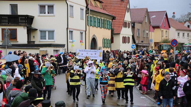 Der Umzug am Faschingsdienstag in Poppenlauer ist jedes Jahr ein Besuchermagnet. Dieses Jahr werden die Besucher kontrolliert, um das Mitbringen von Alkohol zu verhindern. Foto: Archiv/Thomas Malz - Der Umzug am Faschingsdienstag in Poppenlauer ist jedes Jahr ein Besuchermagnet. Dieses Jahr werden die Besucher kontrolliert, um das Mitbringen von Alkohol zu verhindern. Foto: Archiv/Thomas Malz Der Umzug am Faschingsdienstag in Poppenlauer ist jedes Jahr ein Besuchermagnet. Dieses Jahr werden die Besucher kontrolliert, um das Mitbringen von Alkohol zu verhindern. Foto: Archiv/Thomas Malz - Der Umzug am Faschingsdienstag in Poppenlauer ist jedes Jahr ein Besuchermagnet. Dieses Jahr werden die Besucher kontrolliert, um das Mitbringen von Alkohol zu verhindern. Foto: Archiv/Thomas Malz