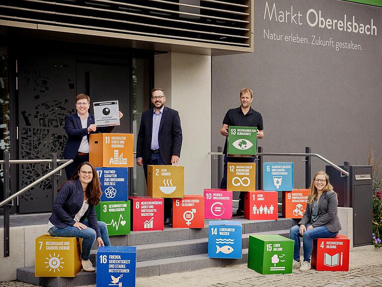 Richtig Mühe gegeben haben sich die Oberelsbacher Verantwortlichen mit ihrer Bewerbung für den Deutschen Nachhaltigkeitspreis: Das Bild, das im Rahmen Der Bewerbung entstand, zeigt (von links): Caroline Borst (Zweite Bürgermeisterin), Bürgermeisterin Birgit Erb, Dr. Martin Mandewirth (Dritter Bürgermeister), Michael Sperl (Leitung kommunaler Bauhof), Kathrin Scholz (Beauftragte für Bildung für nachhaltige Entwicklung im Markt Oberelsbach).