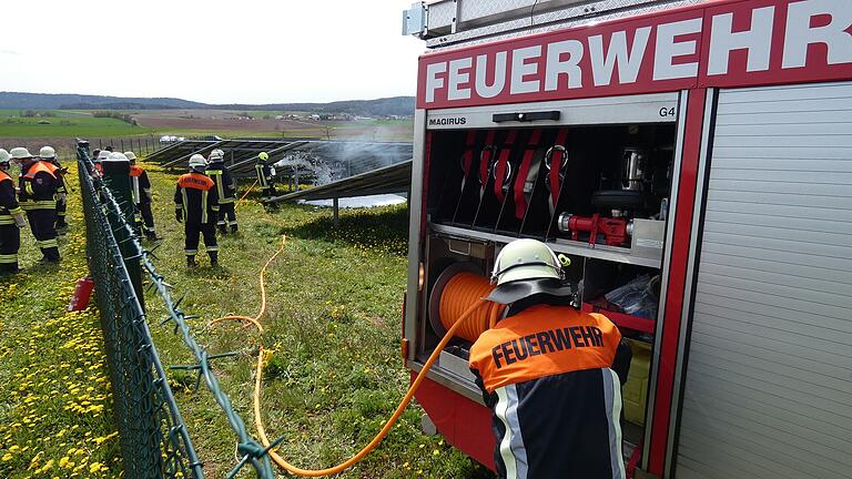 Zu einem Brand auf einer Freifeld-Photovoltaikanlage in der Nähe von Dürrenried kam es am Samstagnachmittag.