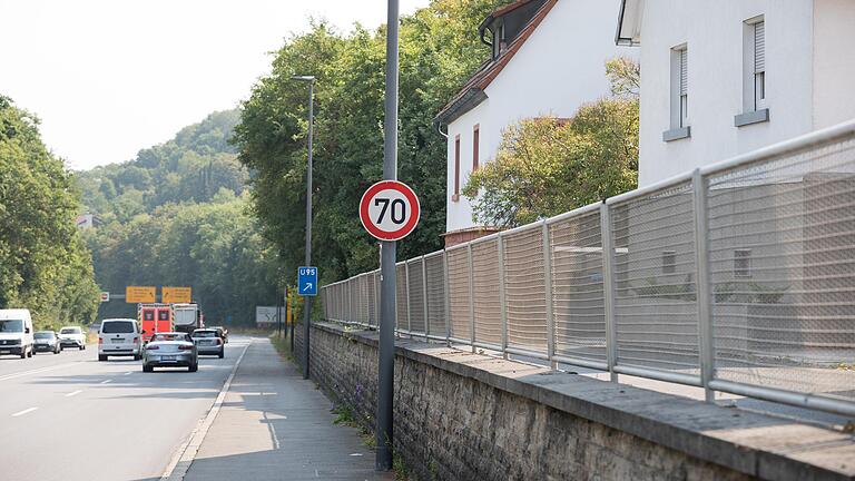 Seit Jahren sind die Anwohner des Leistengrundes in Höchberg von Verkehrslärm und Abgasen geplagt. Ein entsprechender Antrag der Bürgerinitiative Höchberg Leiser! e. V. brachte bisweilen keinen Erfolg.