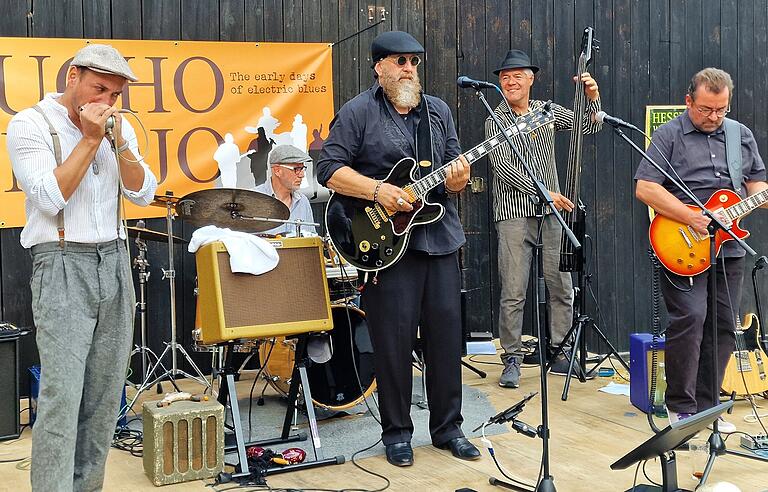 Zum Auftakt der 15. Veitshöchheimer Sommerkonzertreihe sorgte die Mucho Mojo Bluesband aus Würzburg im Weingut Hessler vor 100 Besuchern für Furore mit (von links) Sebastian Schneider, Helmut Kandert, Robert Cotton, Gunther Schunk und Peter Schäbler.