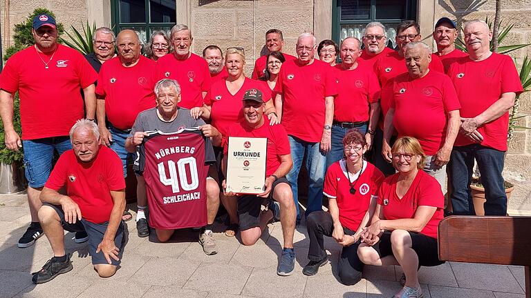 Der FCN-Fanclub Schleichach feierte sein 40-jähriges Bestehen und im Namen des „Club“ gratulierte Jürgen „Beppo“ Bergmann dem Vorstand um Peter und Petra Knop.