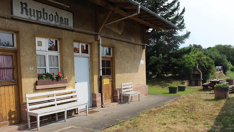 Wer am Rhönexpress-Radweg von Zeitlofs nach Wildflecken fährt, kann sich auf den Bänken am ehemaligen Bahnhof Rupboden ausruhen.       -  Wer am Rhönexpress-Radweg von Zeitlofs nach Wildflecken fährt, kann sich auf den Bänken am ehemaligen Bahnhof Rupboden ausruhen.