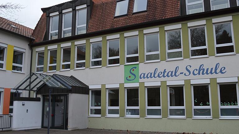 Prüfen will man, ob auch auf dem Dach der Saaletal-Schule in Bad Kissingen eine Photovoltaikanlage angebracht werden kann. Prüfen will man, ob auch auf dem Dach der Saaletal-Schule in Bad Kissingen eine Photovoltaikanlage angebracht werden kann.