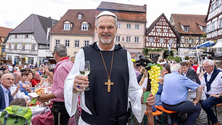 Prost, das lange gehütete Geheimnis ist gelüftet: Manfred Schneidawind ist der neue Abt-Degen beim Zeiler Weinfest.&nbsp;